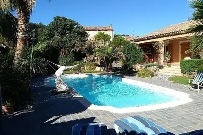 Image de Maison spacieuse avec piscine pour vacances très agréables avec 3 Chambres
