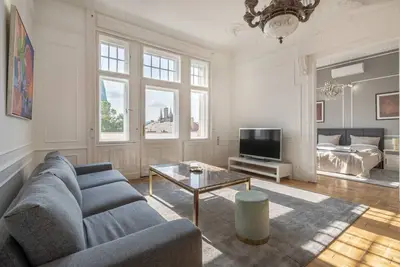 Image de 3 Br Classical Apartment With a Modern Touch