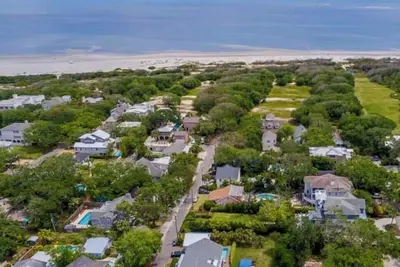 Image de East Beach | Pet Friendly | 4 Houses off Beach | Golf Cart | Outdoor Shower