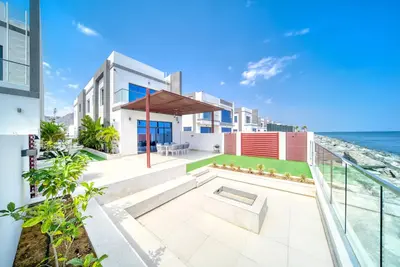 Image de Lavish 4br Villa w/ 2 Asst Rms, Al Dana Island, Fujairah by Deluxe Holiday Homes