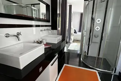 Image de Villa de prestige sur 2000m2 de jardin arboré avec piscine et jacuzzi