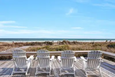 Image de 4 bedroom Oceanfront Home- Southern-end Topsail Beach