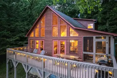 Spruce Patch - Mountain Cabin with Stunning Views and a Hot Tub!