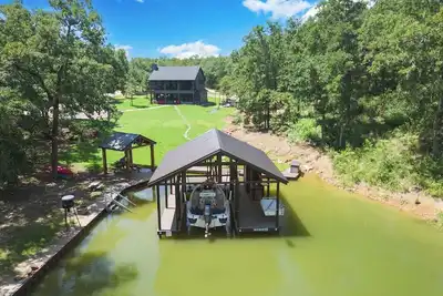 Image de Richland Chambers Lakefront 2-story home with boat dock and pavilions.