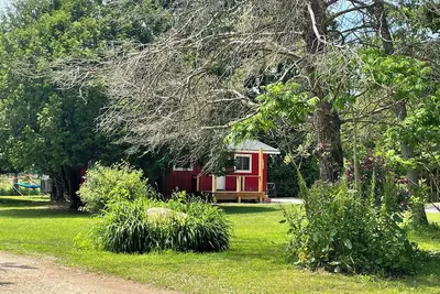 Image de Nestled in nature. Family-sized, pet-friendly, four season cottage!
