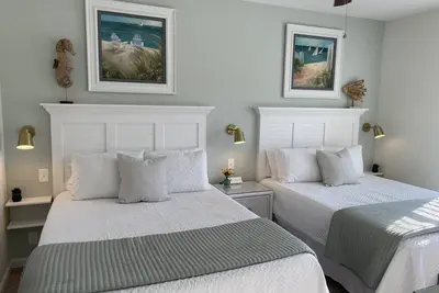 Image de Remodeled Luxury Sea Trail Condo Water View on 17th Green. Close to Beach!