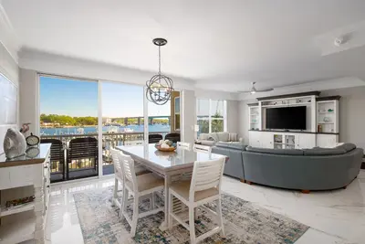 Image de Serenity on the Sound~Newly Remodeled Waterfront Condo~Palm Court Yacht Club
