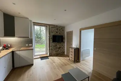 Image de Beau 2 pièces indépendant dans un parc verdoyant
