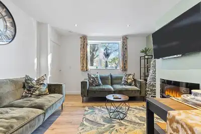 Image de 8 Eighth Ave · Retreat On The Green - Beautiful 4-Bed Home | Pass The Keys