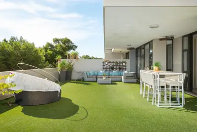 Image de Spacious Sea Point Apartment  | Pool | Balcony