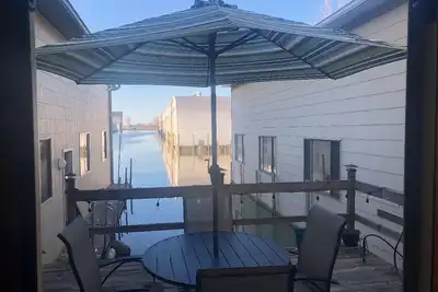 Image de Comfy lake home  on the water mins from cp, sports force, downtown and the jet