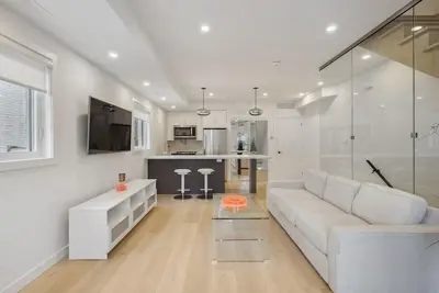 Image de Casa Loma 2 Storey + 2 Bdrm Loft UofT and Yorville