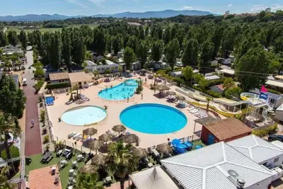 Image de Joli mobil home avec piscine