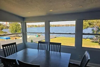 Image de Lakefront 2 story 4/2 bungalo with huge yard.