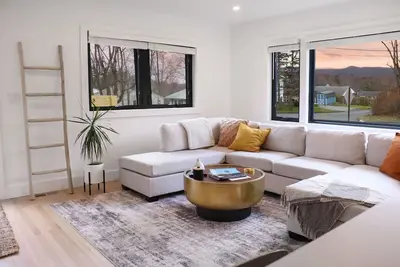 Image de Cozy 2-bedroom Cabin getaway in a Lake town of New Fairfield