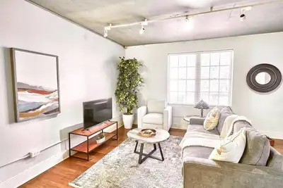 Image de Knight 205: Modern 2br/2ba Apt in Oak Lawn's Trendy Core