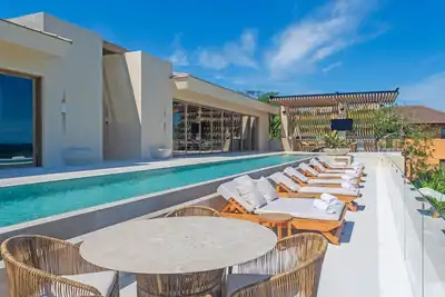 Image de Casa Yeiya in Kupuri by Mita Residential. Staff, Oceanview, Pool, Gym, Media Room, Golf Simulator