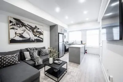 Image de Modern/spacious 2-story 2-bedrm townhome/rooftop patio. Near all things Niagara!