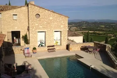 Villa avec piscine privée dans le Lubéron. Proche de Gordes et de Roussillon.
