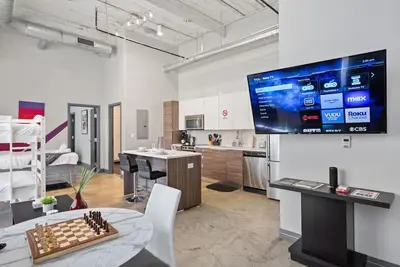Image de Stunning Downtown Apartment | Pool, Laundry, Parking