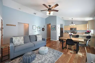 Image de Cozy bungalow in charming historic neighborhood within 5min to downtown St. Pete