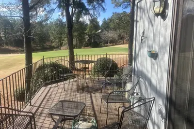Image de Us Open home on Course No. 6 with hot tub overlooking a lake and 14th green