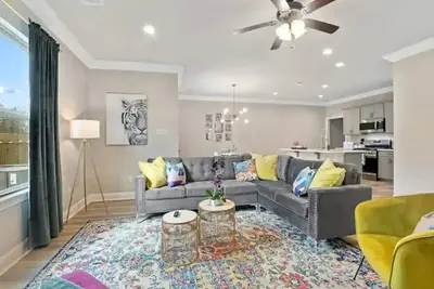 Image de 4 miles from Lsu - Luxurious, Comfortable 3b/2. 5ba\n\n