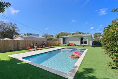 Image de Beautiful home with pool minutes to the beach and downtown area.