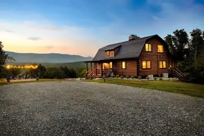 Image de Luxe Log Cabin, Mountain Views, HotTub, Secluded