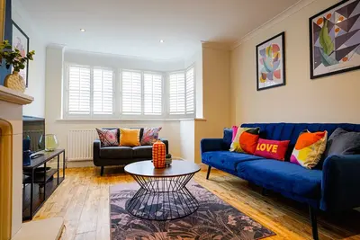 Image de Premium-Maison-Salle de bain privée séparée-3 Bedroom House-1-Vue sur Rue
