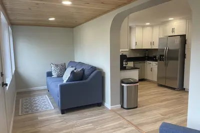 Image de Brand new cozy, quiet interior, located in Village of Saugerties 3 mins to Hits