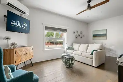 Image de Folly Suite | In the Heart of King Street!