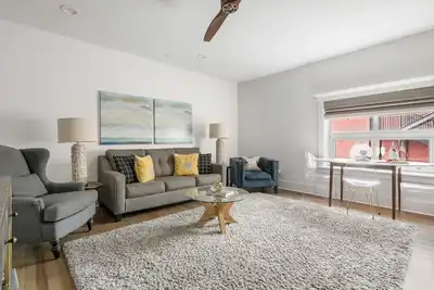 Image de Hampton Suite | In the Heart of King Street!