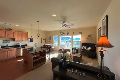 Image de Crescent Bar Condo near Pool/Hot Tub. Golf Course/Columbia River view.