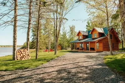 Image de Unwind by the Sea at The Salty Pearl: Your Charming Coastal Log Cottage
