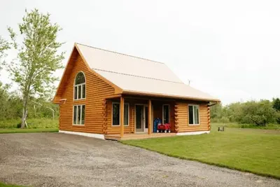 Image de Indulge in Serenity at The Golden Pearl: A Beautiful Log Cottage Escape