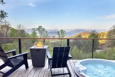 Image de Luxe Glass Cabin + Hot Tub+ Mountain View +Hiking