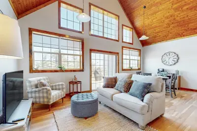 Image de Cottage on active vineyard with lovely views, grill, firepit, Ev charger, & W/D
