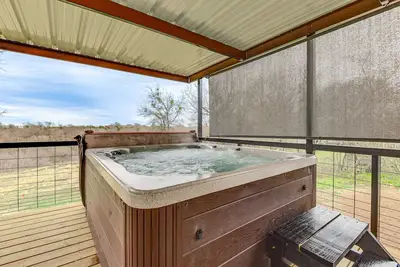 Image de Hudson Oaks Country Creekside Home: Hot Tub & Deck
