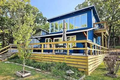 Image de The Pettit Bay Hideaway - Lakeview, Pool, Wifi, Large Deck, Firepit, and More!
