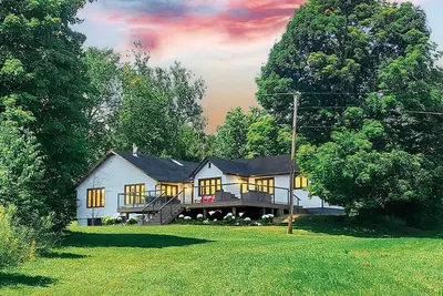 Image de Lakefront Farmhouse Cottage | Hot Tub | Sauna | 4+ Acres | 400ft Waterfront