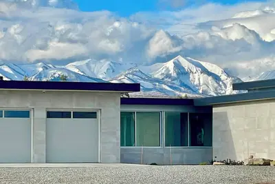 Image de Panoramic mountain views. Lots of windows! New build.