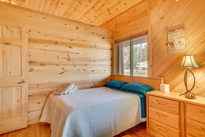Image de Black River Log Cabin: Fish, Swim + Unwind!