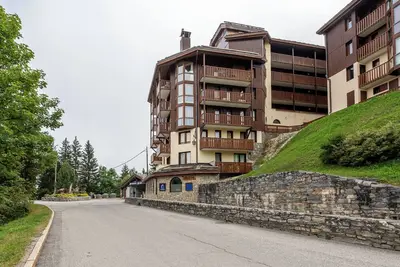 Image de Appartement \"Le Cheval Blanc E7\" avec vue sur montagne et balcon