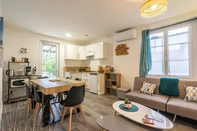 Image de Maison De Vacances Centre Ville avec terrasse privée, jardin privé et balcon