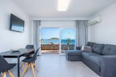 Image de Appartement \"First Line Cosy\" avec vue sur la mer, Wi-Fi et climatisation