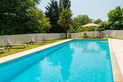 Image de Petite maison 'Ostau Flor' avec piscine partagée, terrasse privée et Wi-Fi