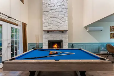 Image de Brand New Poconos Retreat! Hot Tub. Game Room.