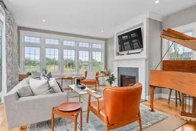 Image de 3 bedroom with additional sleeping areas to sleep 11 guests pet friendly home with marsh views