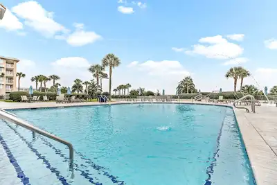 Image de 🐬Beautiful  Totally Updated On The Beach Awesome Rates🏖️